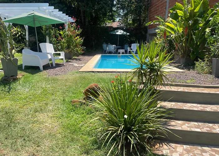 Tuchita House En Cataratas Con Piscina Compartida Parrilla, Cochera